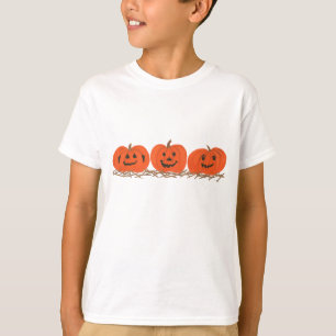 Drei glückliche Halloween-Kürbise, die im Stroh T-Shirt