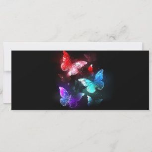 Drei glühende Schmetterlinge im Hintergrund