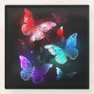 Drei glühende Schmetterlinge im Hintergrund Glasuntersetzer