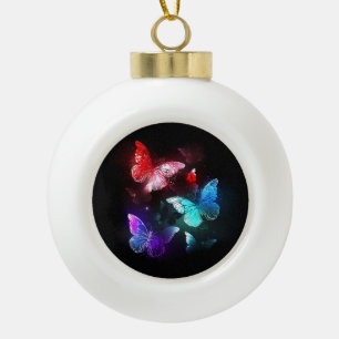 Drei glühende Schmetterlinge im Hintergrund Keramik Kugel-Ornament