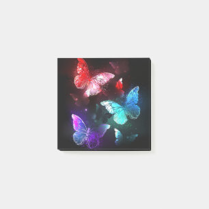 Drei glühende Schmetterlinge im Hintergrund Post-it Klebezettel