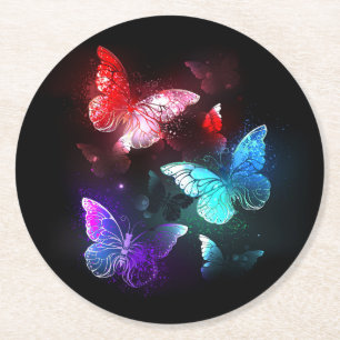 Drei glühende Schmetterlinge im Hintergrund Runder Pappuntersetzer