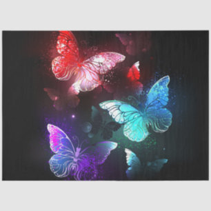 Drei glühende Schmetterlinge im Hintergrund Seidenpapier