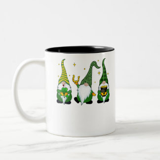 Drei Gnomaden St Patricks Day Zweifarbige Tasse
