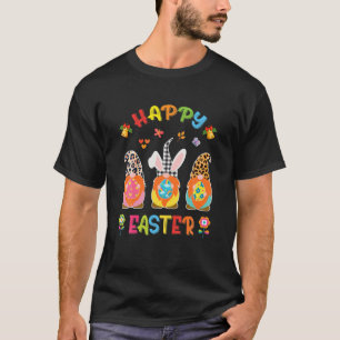 Drei Gnomen, die Ei zum glücklichen Ostertag hegen T-Shirt