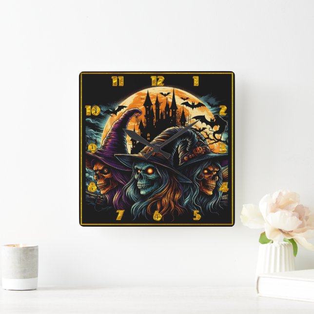 Drei Hexen versammeln sich unter einem glühenden V Quadratische Wanduhr (Zuhause)