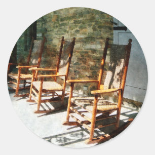 Drei Holzstühle auf der Sonnenterrasse Runder Aufkleber