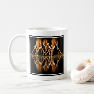 Drei Impalas trinken nachts zusammen Kaffeetasse