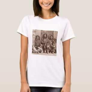Drei Inder Braves, fotografiert durch königliche T-Shirt