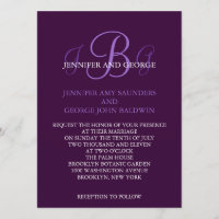 Drei Initialen, die Einladungs-lila Malvenfarbe