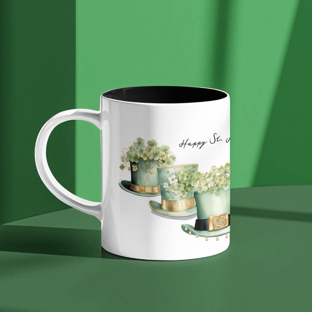 Drei Irish St Patrick's Day Leprechaun Hats Zweifarbige Tasse (Three leprechaun St Patty's Day hats on a customizable coffee mug for the Irish holiday. )