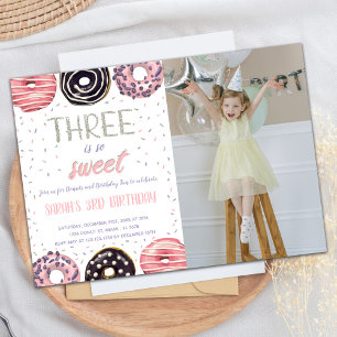 Drei ist Sweet Donut Birthday Einladungen Foto