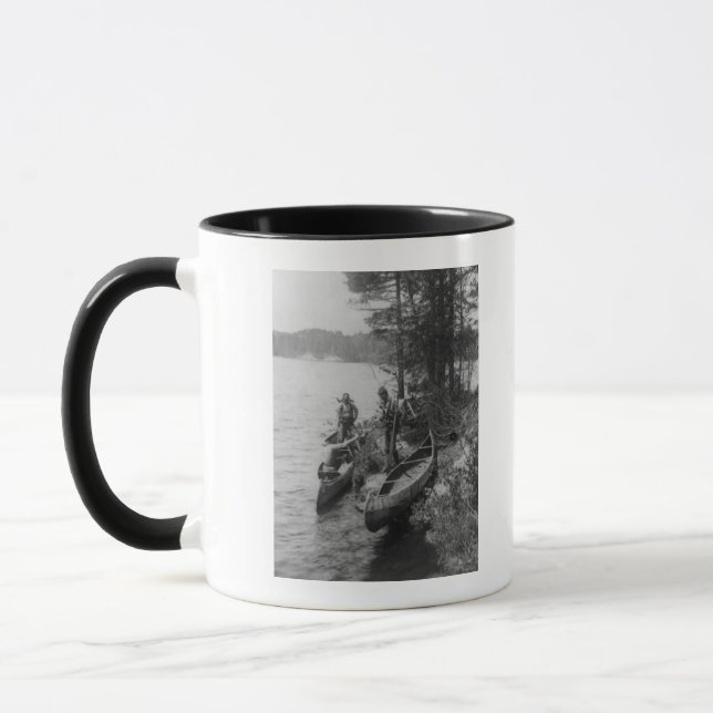 Drei Jäger mit Kanus an der Küste Tasse (Links)