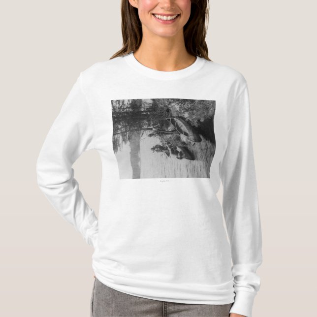 Drei Jäger mit Kanus an der Ufer-Fotografie T-Shirt (Vorderseite)