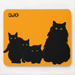 Drei Kätzchen und eine Katze in Schwarz Mousepad
