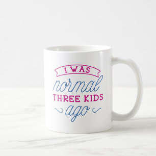 Drei Kinder vor Kaffeetasse