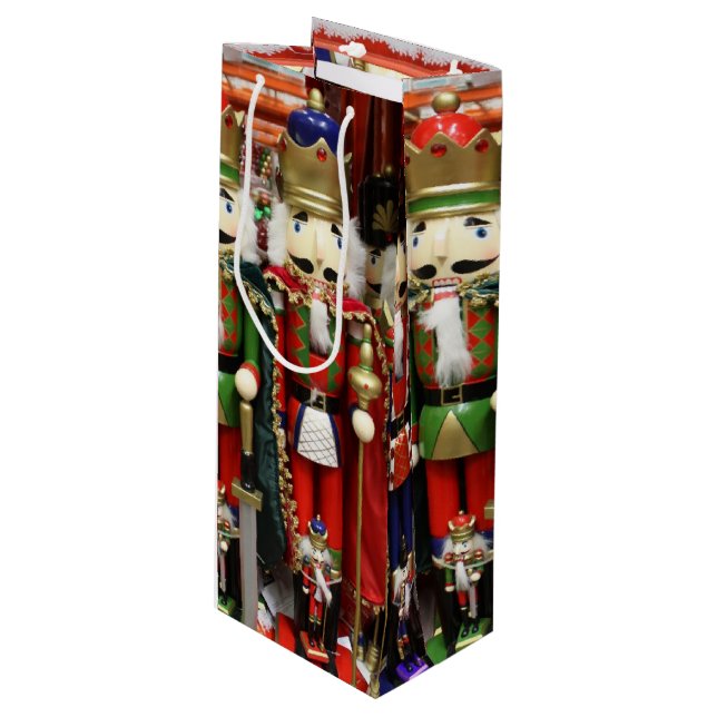 Drei kluge Cracker - Nutcracker Soldiers Geschenktüte Für Weinflaschen (Vorderseite Schrägansicht)