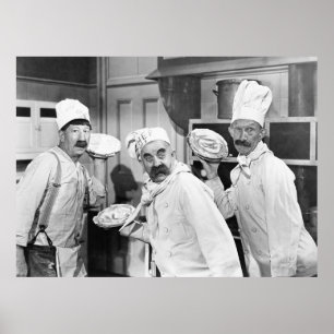 Drei Köche, die Kuchen für einen Kämpfen in der Kü Poster