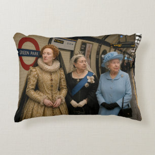 Drei Königinnen in der Londoner U-Bahn Dekokissen