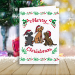 Drei Labradoren und Ornamente Weihnachten<br><div class="desc">Drei Labradors und Ornamente Weihnachtskarte für Labrador Retriever Besitzer. Sehr niedliches Labrador Retriever Cartoon Design mit drei Labradoren genießen Weihnachtsmannmützen und Ornamente. Der schwarze Labrador Retriever und der Fox Red Labrador Retriever und Schokolade Labrador Retriever sind lackiert. Mischous Labrador-Ausdrücke und Rot- und Grünfarben bilden festliche Gefühle.</div>