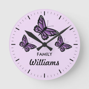 Drei lila Schmetterlinge mit Familienname Runde Wanduhr