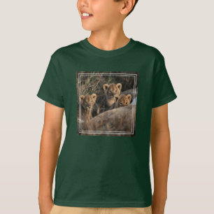 Drei Löwenjunge mit Mutter T-Shirt