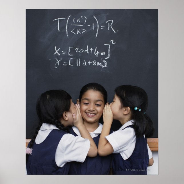 Drei Mädchen im Klassenzimmer flüstern Poster (Vorne)