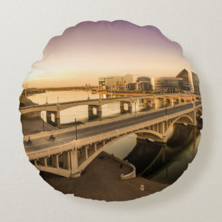 DREI MÄNNER AUF MOTORRÄDERN, DIE BRÜCKE ÜBERQUEREN RUNDES KISSEN