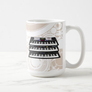 Drei moderne Tastaturen: Synthesizer: Kaffee-Tasse Tasse