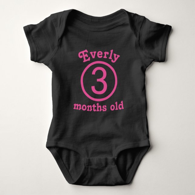 Drei Monate altes Personalisiertes Pink Baby Girl Baby Strampler (Vorderseite)