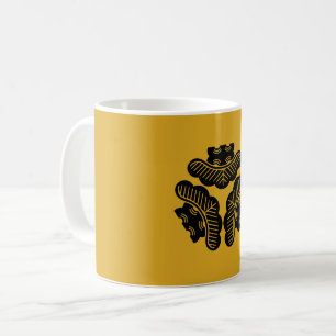 Drei nach innen gerichtete Kiefern Tasse