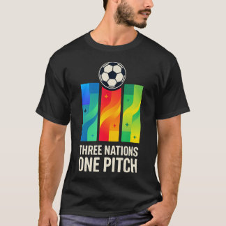 Drei Nationen Ein Fußballplatz T-Shirt