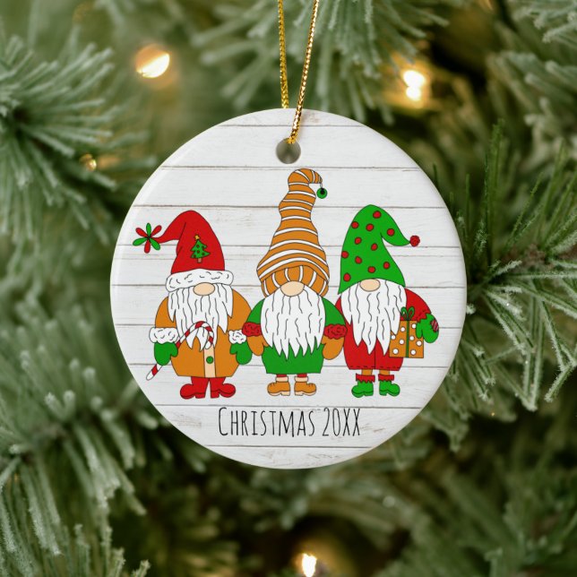 Drei Niedliche Weihnachtsgnomen Personalisierter U Keramik Ornament (Baum)