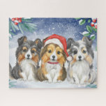 Drei Niedliche Weihnachtsschächte im Schnee Puzzle<br><div class="desc">Dieses reizende Puzzle ist mit einem Aquarellbild von drei Regalen im Schnee versehen. Der Regal in der Mitte trägt den Hut des Weihnachtsmanns</div>