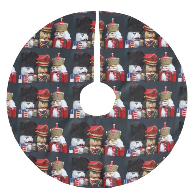 Drei Nussknacker auf dunklem Hintergrund Polyester Weihnachtsbaumdecke (Vorderseite)