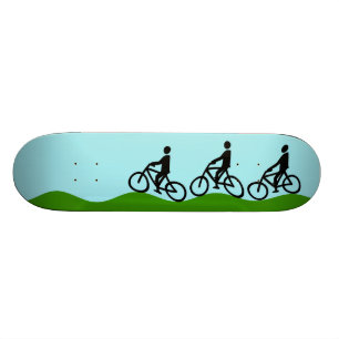 Drei Radfahrer Skateboard