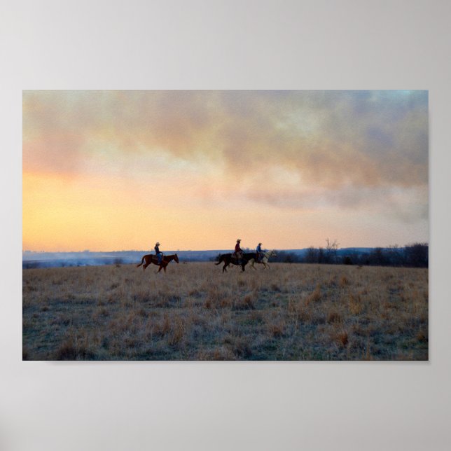 Drei Reiter auf der Kansas Prairie bei Sunset Poster (Vorne)