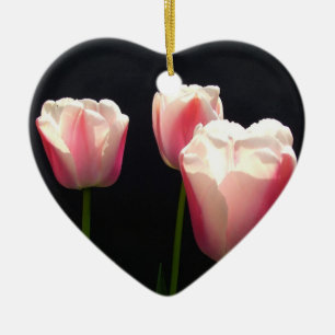 Drei rosa Tulpenblüten. Weihnachten, Feiertage. Keramik Ornament