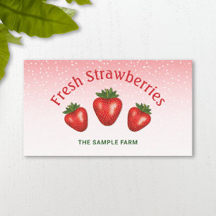 Drei rote Erdbeeren auf der rosa Erdbeerfarm Visitenkarte