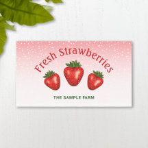 Drei rote Erdbeeren auf rosa Erdbeerfarm
