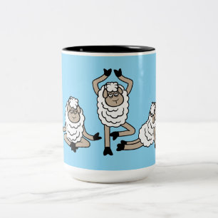 Drei Schafe müde erschöpft Yoga-Meditations-Übunge Zweifarbige Tasse