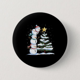 Drei Schneemänner richten einen Weihnachtsbaum ein Button