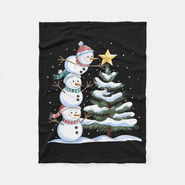 Drei Schneemänner richten einen Weihnachtsbaum ein Fleecedecke (Vorderseite)