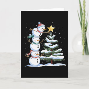 Drei Schneemänner richten einen Weihnachtsbaum ein Karte