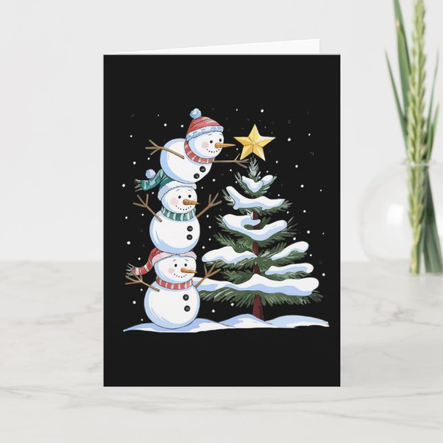 Drei Schneemänner richten einen Weihnachtsbaum ein Karte (Vorderseite)
