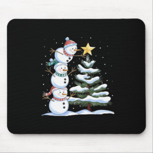 Drei Schneemänner richten einen Weihnachtsbaum ein Mousepad