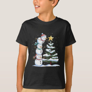 Drei Schneemänner richten einen Weihnachtsbaum ein T-Shirt