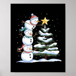 Drei Schneemänner richten einen Weihnachtsbaum süß Poster