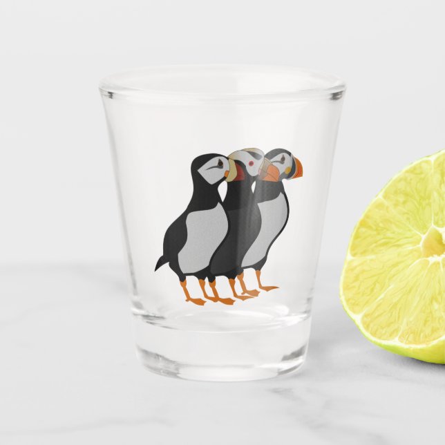 Drei schöne Puffin Stehender Cartoon Schnapsglas (Vorderseite)
