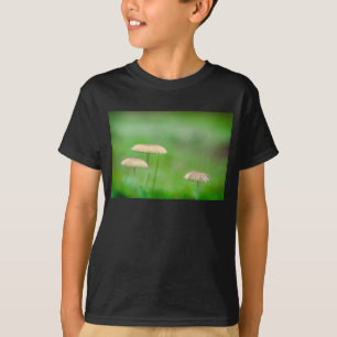 Drei schöne wilde Pilze auf dem Herbstfeld T-Shirt